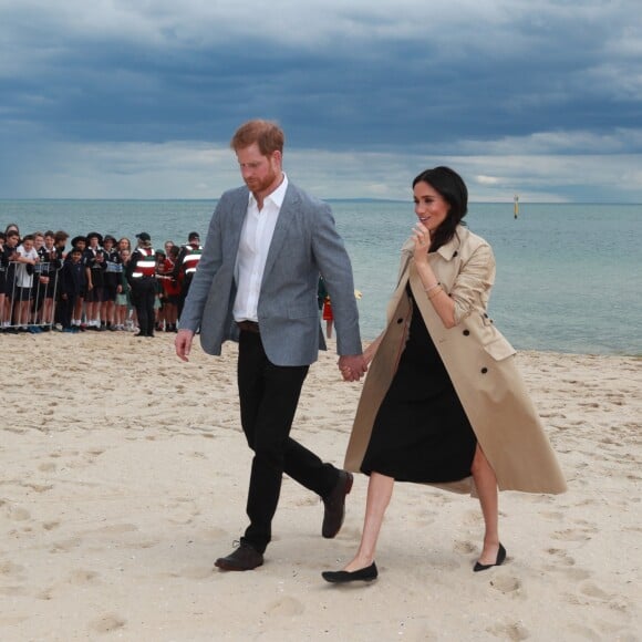 Meghan Markle usou sapatilha durante visita a praia em Melbourne, na Austrália, ao lado do marido, príncipe Harry