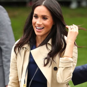 Macarrão no colar! Meghan Markle ganha presente inusitado de fã mirim durante sua visita à Austrália