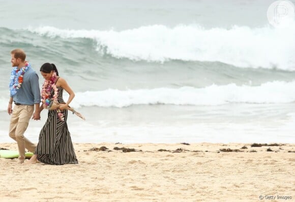Meghan Markle e príncipe Harry quebraram mais um protocólo ao tirarem os sapatos para andar pela Bondi Beach