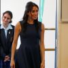 Para visitar escola e ir a reunião com o primeiro ministro australiano, Meghan Markle optou por vestido com pegada navy e vintage