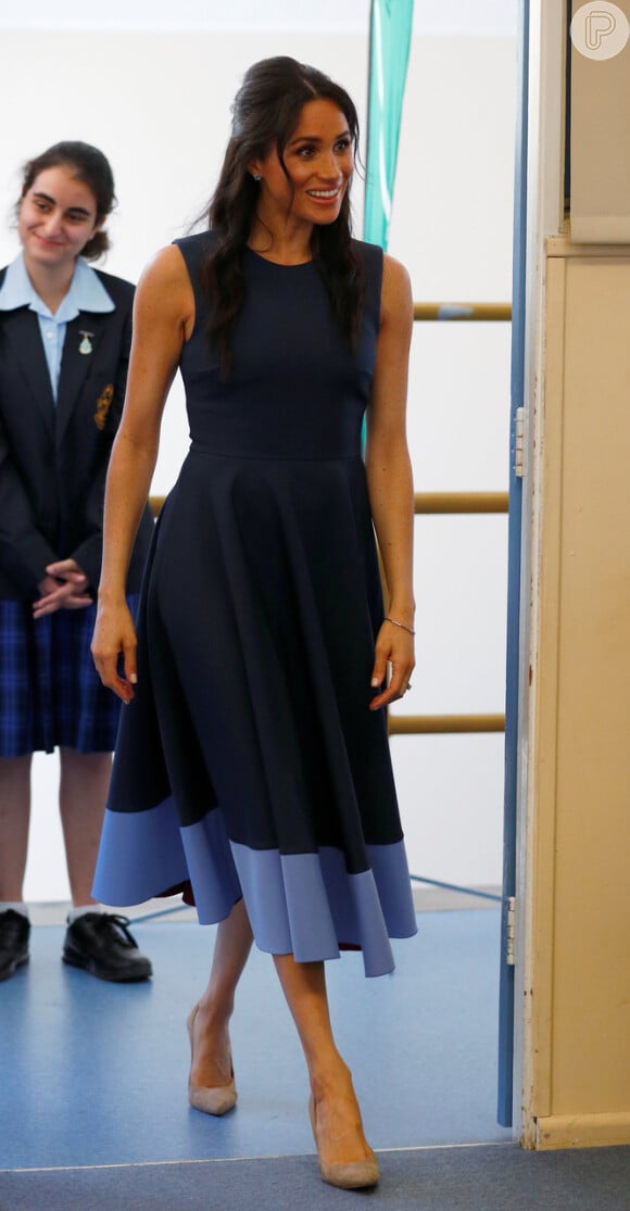 Para visitar escola e ir a reunião com o primeiro ministro australiano, Meghan Markle optou por vestido com pegada navy e vintage
