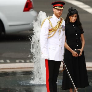 Meghan Markle escolheu um look all black para visitar o memorial ANZAC, em Sidney, na companhia do marido, Príncipe Harry