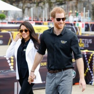 A duquesa Meghan Markle voltou a usar preto para evento esportivo em Sidney, dessa vez em uma produção mais casual com um blazer branco por cima