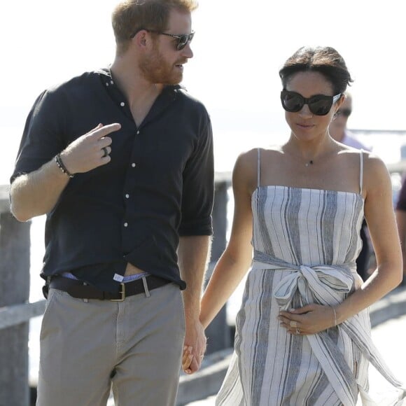 Mias um protocolo foi quebrado: dessa vez, Meghan Markle ousou ao sair com um vestido de fenda lateral e a peça esgotou rapidamente na loja da marca