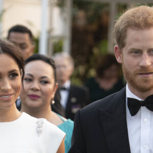 A duquesa de Sussex Meghan Markle usou anel da princesa Diana e vestido inspirado em deusa em jantar em Tonga com autoridades locais