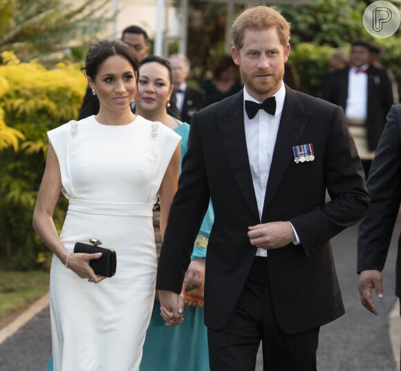 A duquesa de Sussex Meghan Markle usou anel da princesa Diana e vestido inspirado em deusa em jantar em Tonga com autoridades locais