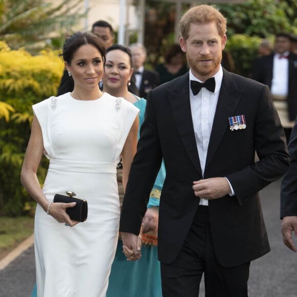 A duquesa de Sussex Meghan Markle usou anel da princesa Diana e vestido inspirado em deusa em jantar em Tonga com autoridades locais