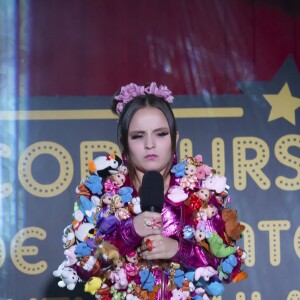 Na novela 'As Aventuras de Poliana', Mirela (Larissa Manoela) se apresenta com roupa chamativa e não gosta