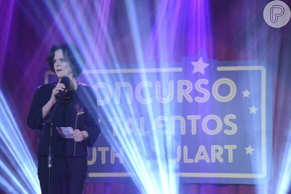 Na novela 'As Aventuras de Poliana', Glória (Clarisse Abujamra) anuncia os vencedores das categorias do concurso