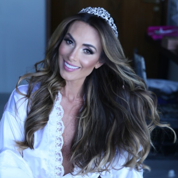 Nicole Bahls teve beleza assinada pelo maquiador Junior Mendes