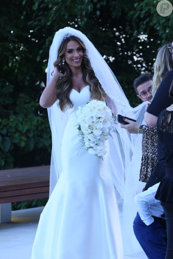 Nicole Bahls também usou uma coroa em seu look de noiva. O buquê escolhido pela modelo era de orquídeas