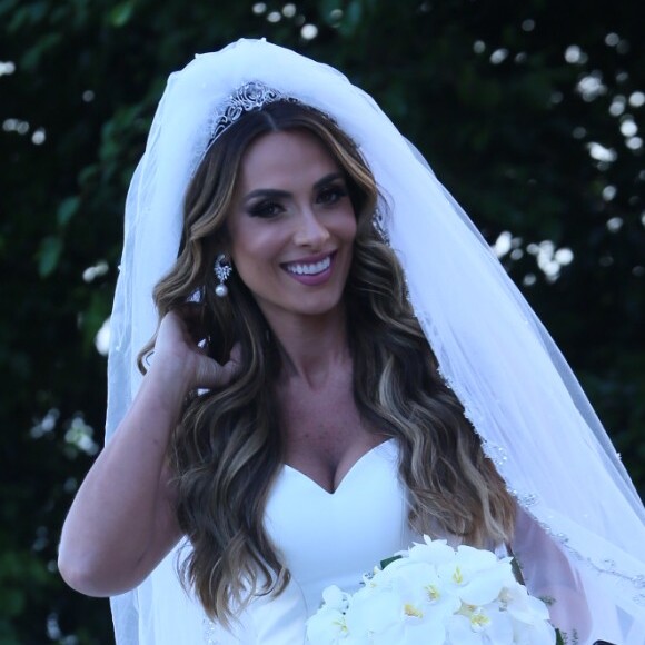 Nicole Bahls também usou uma coroa em seu look de noiva. O buquê escolhido pela modelo era de orquídeas