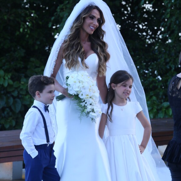 Nicole Bahls posou com uma das daminhas de casamento e o pajem antes da cerimônia