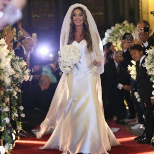 Nicole Bahls usa vestido de seda italiana ao se casar com Marcelo Bimbi nesta terça-feira, dia 04 de dezembro de 2018