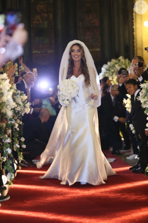 Nicole Bahls usa vestido de seda italiana ao se casar com Marcelo Bimbi nesta terça-feira, dia 04 de dezembro de 2018