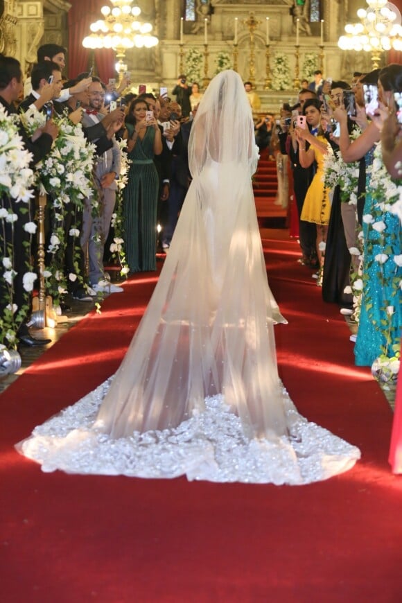 Nicole Bahls completou seu look de noiva com uma cauda poderosa e com detalhes em renda