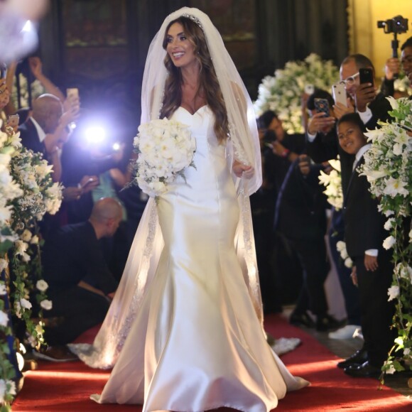 Nicole Bahls escolheu um vestido assinado pela estilista Carol Hungria