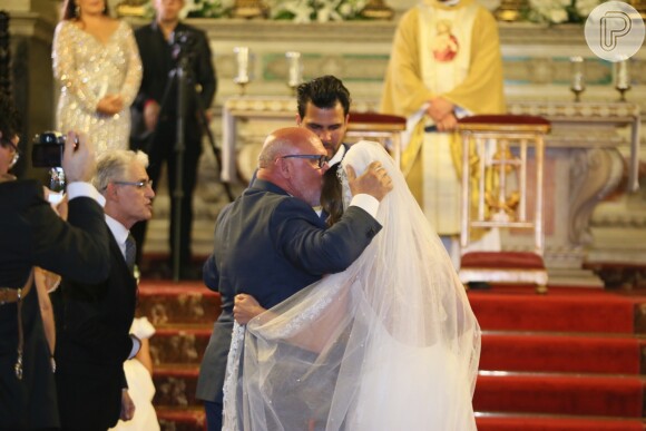 Nicole Bahls ganha beijo do pai antes de encontrar o noivo, Marcelo Bimbi