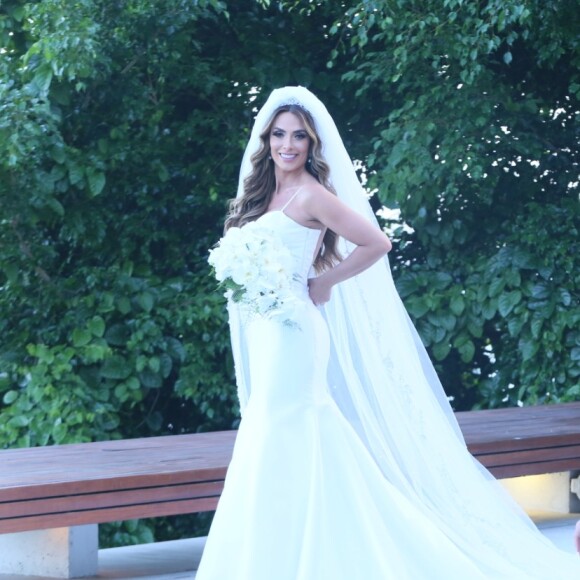 Nicole Bahls optou por um vestido clássico confeccionado em renda italiana