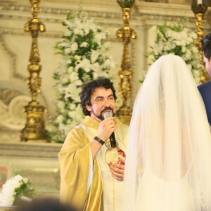 O Padre Fábio de Melo celebrou a cerimônia de casamento de Nicole Bahls e Marcelo Bimbi
