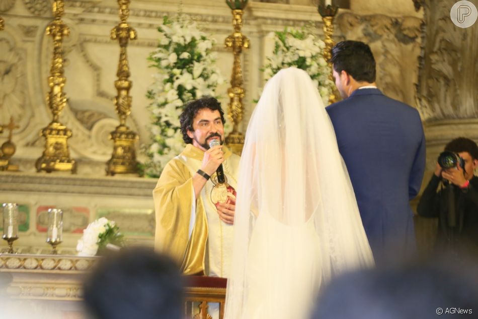 O Padre Fábio de Melo celebrou a cerimônia de casamento de Nicole Bahls ...