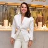 Letícia Colin usou um conjunto todo branco de calça e blazer em inauguração de joalheria em agosto deste ano
