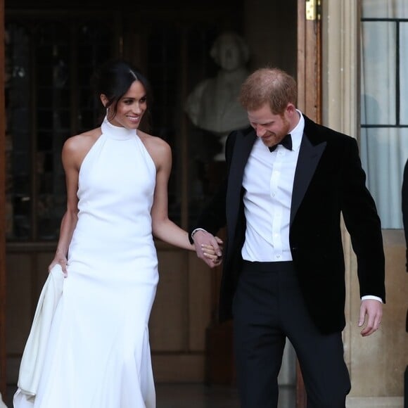 O vestido de casamento minimalista de Meghan Markle não teve como passar batido por 2018!