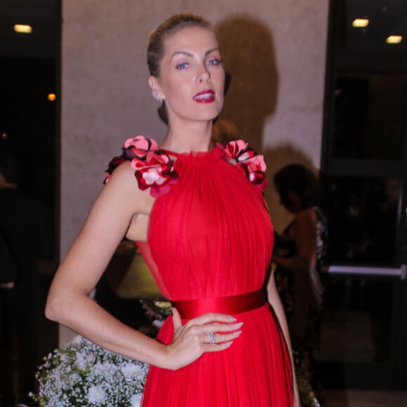 Os looks superelegantes de Ana Hickmann também foram destaques em 2018