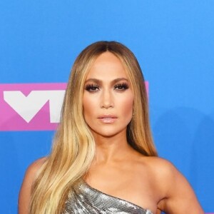 No tapete vermelho do exterior, Jennifer Lopez atraiu os holofotes em 2018