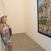 A atriz confere atentamente as obras expostas na Galeria Nara Roester