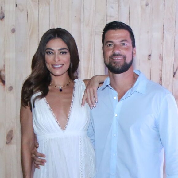Juliana Paes foi acompanhada ao evento com o marido, o empresário Carlos Eduardo Baptista