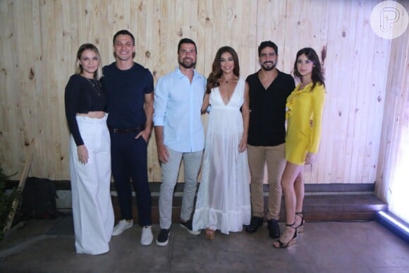 Juliana Paes posa ao lado de famosos como Thaila Ayala, Renato Goés e Romulo Estrela