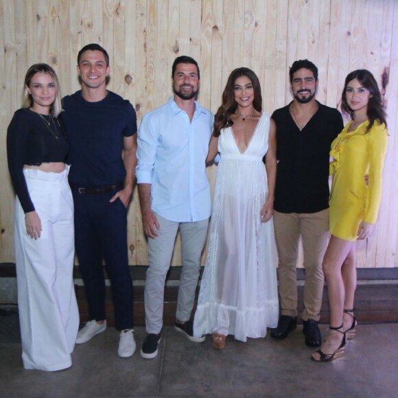 Juliana Paes posa ao lado de famosos como Thaila Ayala, Renato Goés e Romulo Estrela