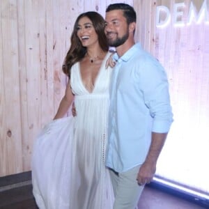 Juliana Paes exibe detalhes do vestido com o marido, Carlos Eduardo Baptista