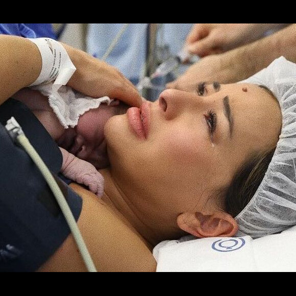 'Foi através de uma cesariana, que tinha medo, receio e não estava nos meus planos porque a anestesia, corte, cicatriz e tempo de repouso não saiam da minha cabeça, que chegou o maior presente da minha vida. Foi emocionante', afirmou Sabrina Sato