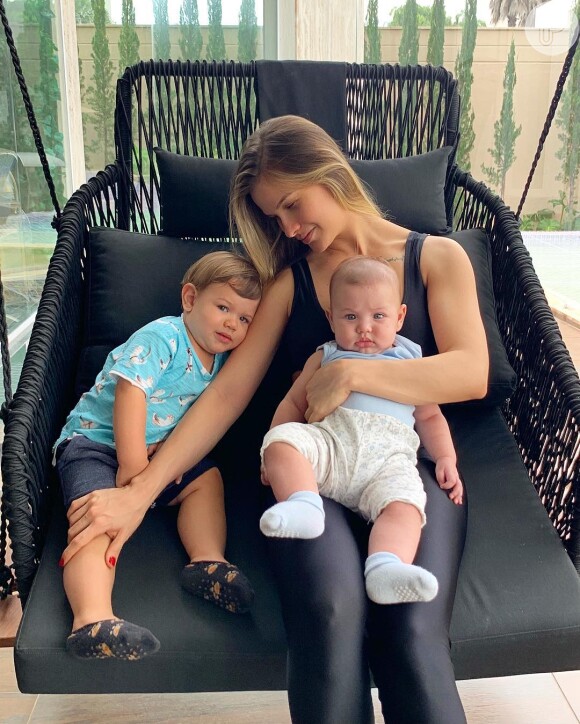 Andressa Suita sempre posta foto com os filhos, Samuel e Gabriel