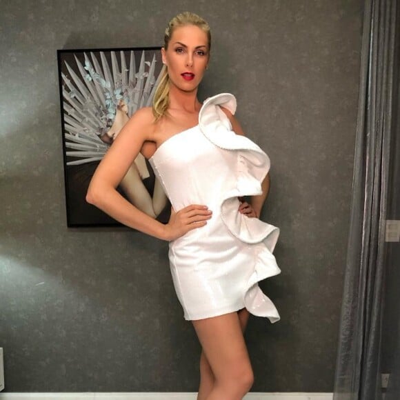 Ana Hickmann usou vestido verão 2019 de Vitor Zerbinato 