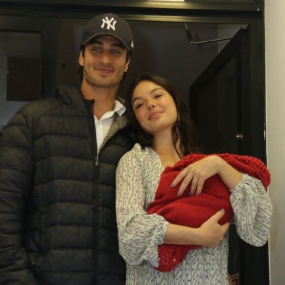 'Umbiguinho caiu', escreveu Isis Valverde ao mostrar a parte do corpo do bebê já cicatrizada perto de uma foto do casamento