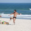 Duda Nagle foi à praia da Barra da Tijuca, na Zona Oeste do Rio, acompanhado por amigos na tarde desta quinta-feira, 11 de setembro de 2014. Só de sunga, o ator se bronzeou enquanto jogou 'altinho' e mostrou habilidade para o esporte, além de seu corpo sarado