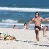 Duda Nagle foi à praia da Barra da Tijuca, na Zona Oeste do Rio, acompanhado por amigos na tarde desta quinta-feira, 11 de setembro de 2014. Só de sunga, o ator se bronzeou enquanto jogou 'altinho' e mostrou habilidade para o esporte, além de seu corpo sarado