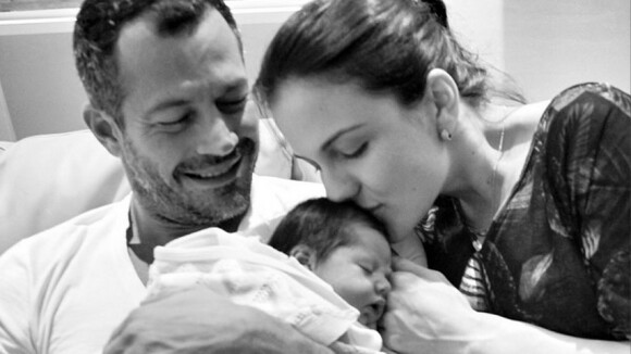 Malvino Salvador e Kyra Gracie apresentam a filha, Ayra: 'Felicidade total'