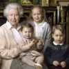 O casaco originalmente pertence a George e foi usado na foto em comemoração aos 90 anos da rainha Elizabeth II, em 2016