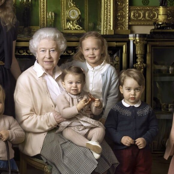 O casaco originalmente pertence a George e foi usado na foto em comemoração aos 90 anos da rainha Elizabeth II, em 2016