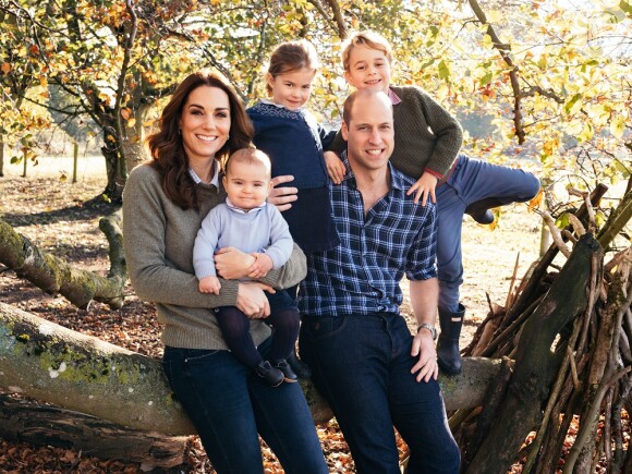 Princesa Charlotte foi fotografada com o casaco azul no cartão de Natal da família