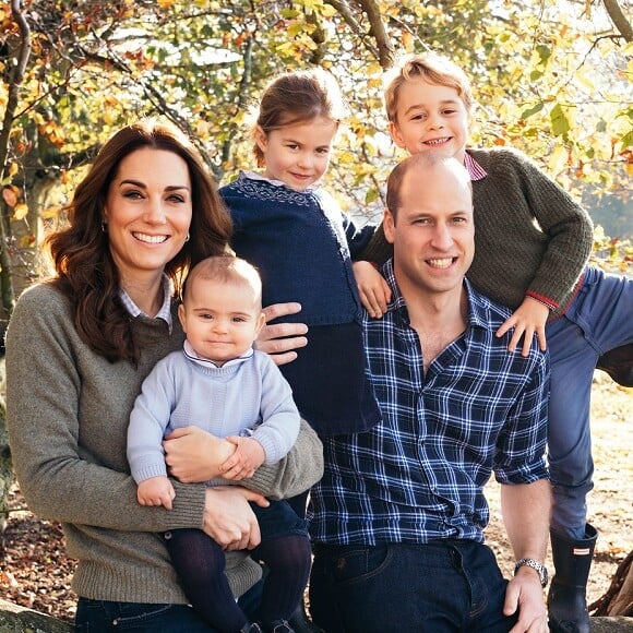 Princesa Charlotte foi fotografada com o casaco azul no cartão de Natal da família