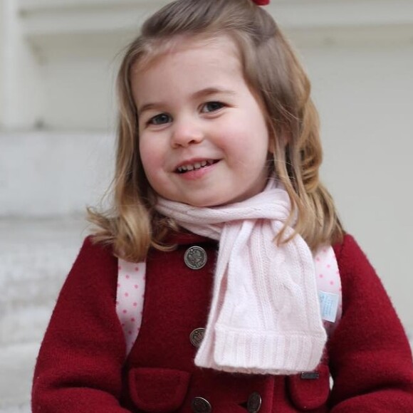 Princesa Charlotte rouba a cena por onde passa