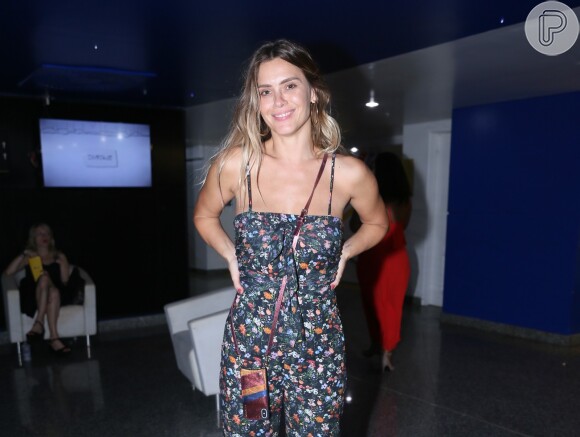 Carolina Dieckmann vai a show de Zeca Pagodinho no Rio de Janeiro