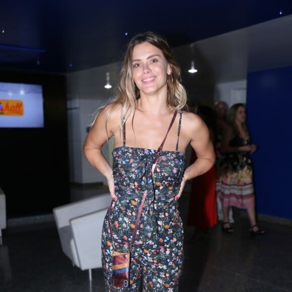 Carolina Dieckmann se diverte em show de Zeca Pagodinho