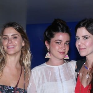 Carolina Dieckmann posa com amigas em show de Zeca Pagodinho