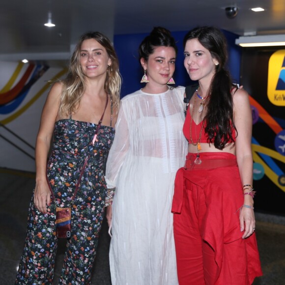 Carolina Dieckmann posa com amigas em show de Zeca Pagodinho